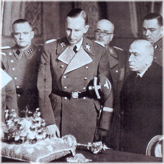 Reinhard Heydrich si prohlíží české korunovační klenoty